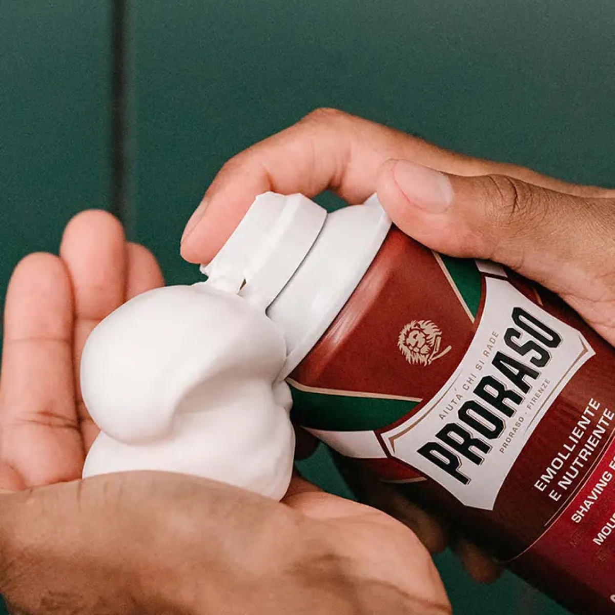 Proraso - Coarse Beards, linia Czerwona - Pianka do golenia do skóry suchej, z twardym zarostem 300ml